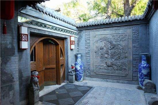 北京能住四合院的人，是怎么样的人物多豪？去他家的私人车库逛一
