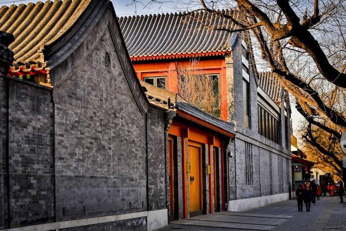 北京能住四合院的人，是怎么样的人物多豪？去他家的私人车库逛一