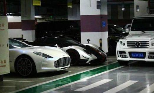 北京能住四合院的人，是怎么样的人物多豪？去他家的私人车库逛一