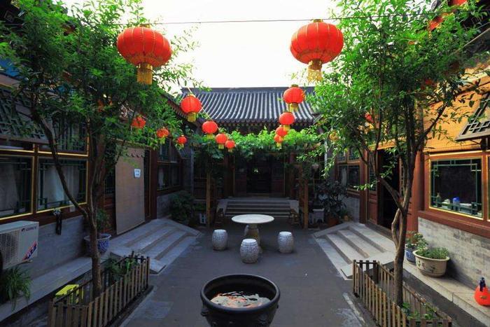 北京能住四合院的人，是怎么样的人物多豪？去他家的私人车库逛一