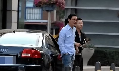 ​董卿和老公合体，她挽老公手变小女人，密春雷戴眼镜文质彬彬