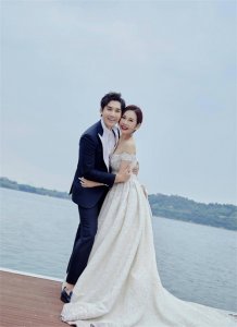 ​陈松伶与小九岁老公合唱，网友感慨岁月无情，曾因被骗今无法生育