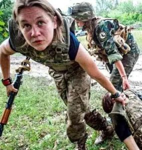 ​乌军女兵沦为指挥官玩物：要么陪睡，要么眼睁睁看老公去死