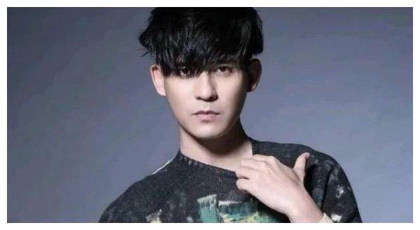 从花样少年到成熟型男,39岁的“仔仔”周渝民帅气依旧