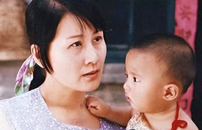 ​张凯丽：34岁嫁给作家，和丈夫相爱26年，却从不让女儿喊她妈妈