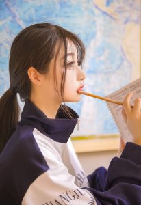 ​学院风校服女生，室内清纯养眼个人写真