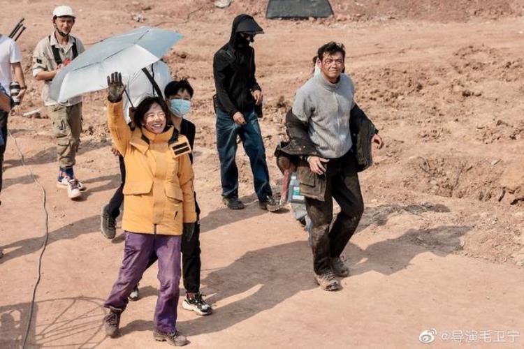 焦俊艳走红毯「焦俊艳晒工作照剧组庆生穿高领衫露齿灿笑大龄剩女被父母催婚」