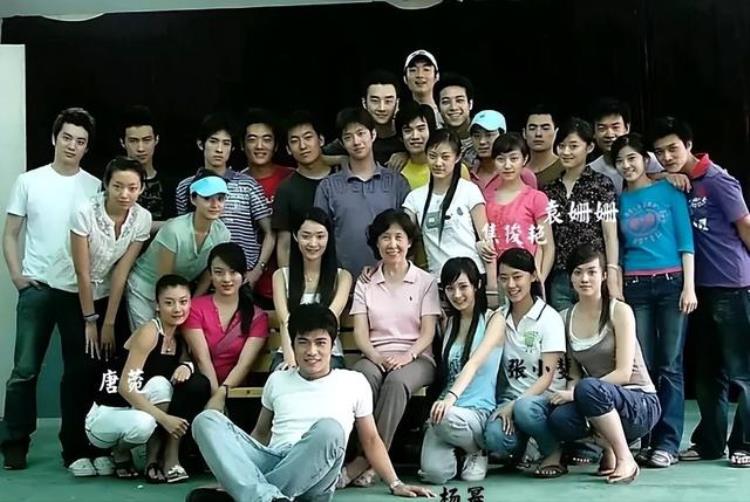 焦俊艳走红毯「焦俊艳晒工作照剧组庆生穿高领衫露齿灿笑大龄剩女被父母催婚」