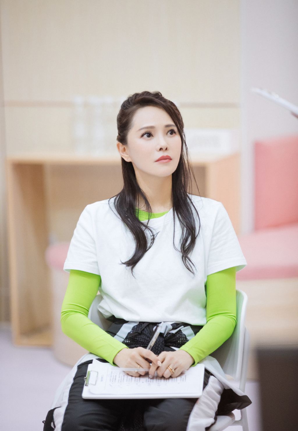 伊能静个人资料简历新闻（54岁女星伊能静疑婚变！暂居美国与秦昊分居，晒落泪照表情伤神）