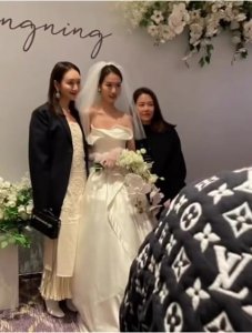 ​王鸥参加妹妹婚礼照曝光！打扮低调全程操劳，妹妹五官精致颜值高