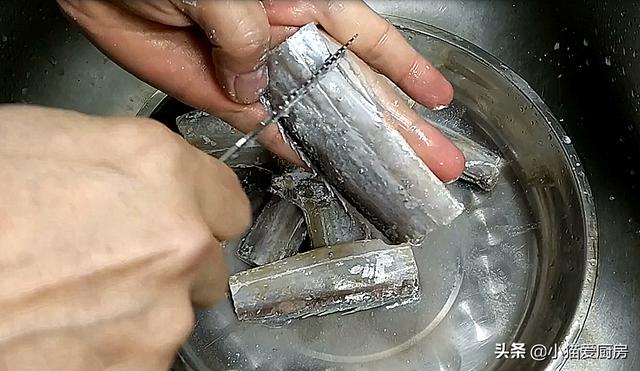 糖醋带鱼做法鲜美可口（教你糖醋带鱼的家常做法）(4)