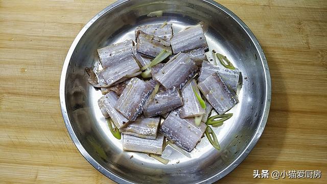 糖醋带鱼做法鲜美可口（教你糖醋带鱼的家常做法）(5)