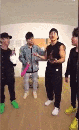 万人围观周杰伦入行20年直播首秀（周杰伦直播几十位明星）(13)