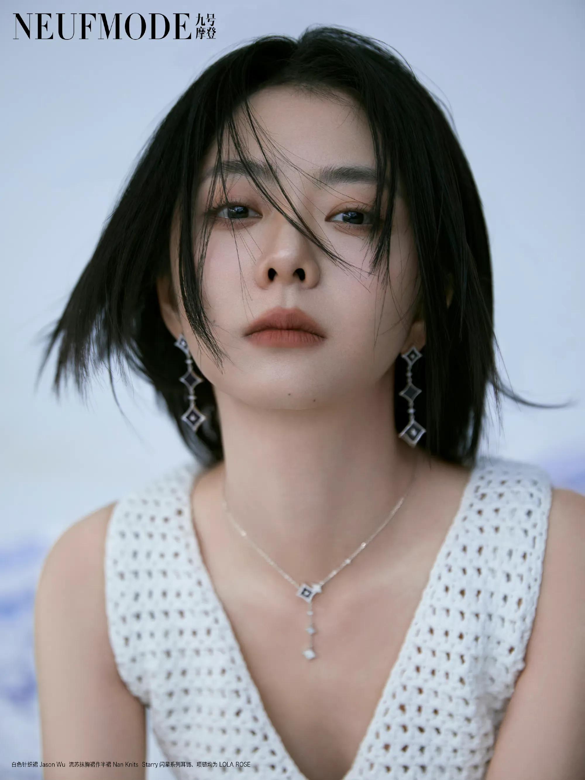 谭松韵飘雪情书大片 穿白色镂空长裙清冷又性感 纯欲风拉满