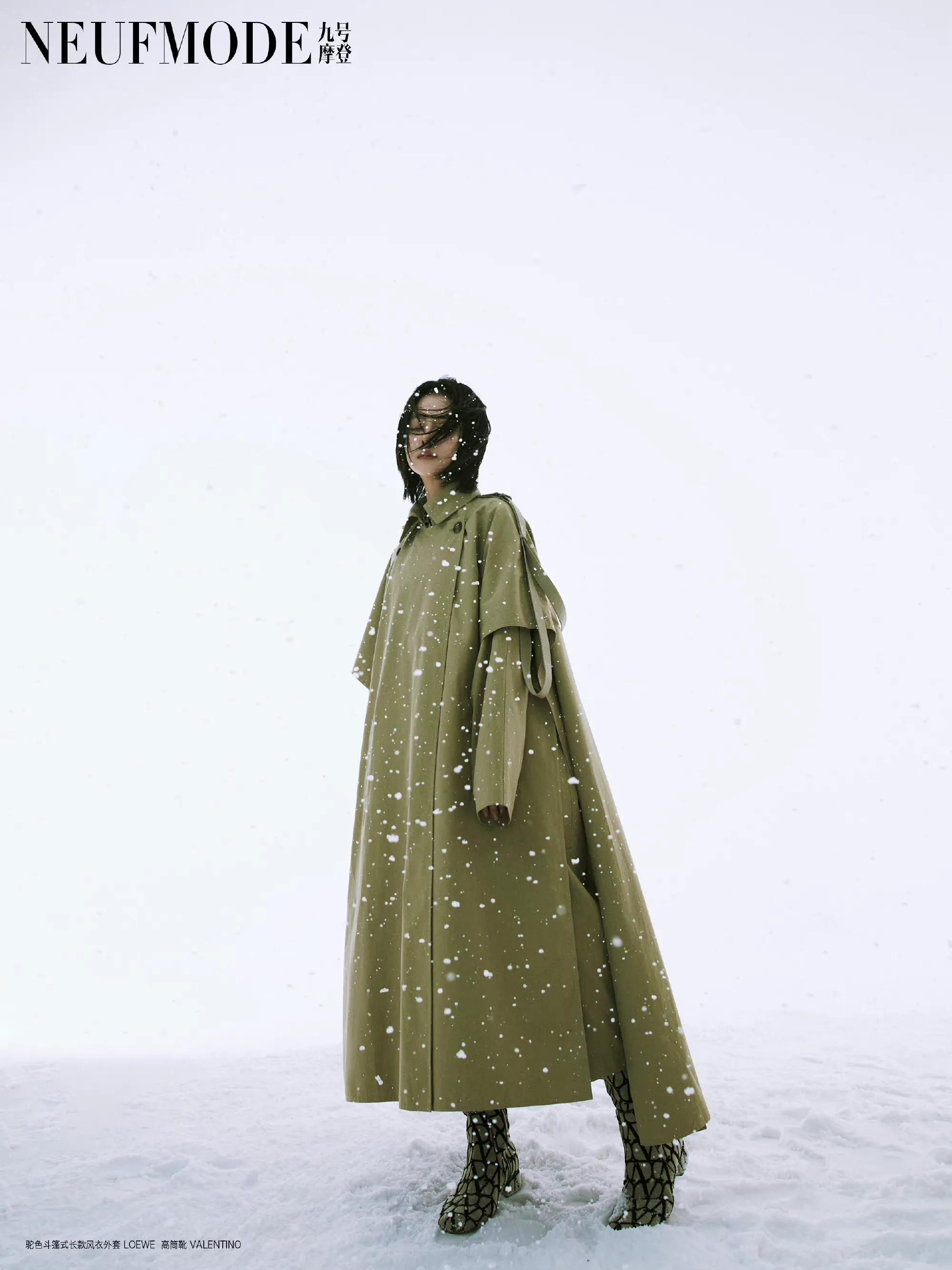 谭松韵飘雪情书大片 穿白色镂空长裙清冷又性感 纯欲风拉满