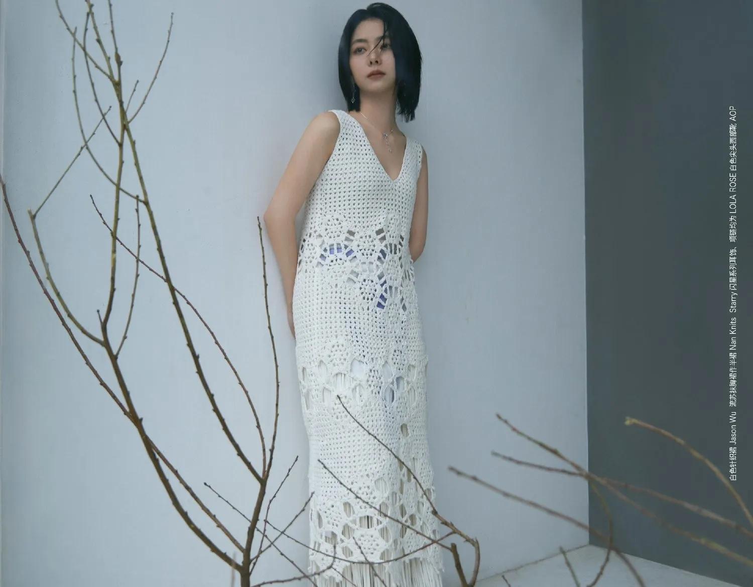 谭松韵飘雪情书大片 穿白色镂空长裙清冷又性感 纯欲风拉满