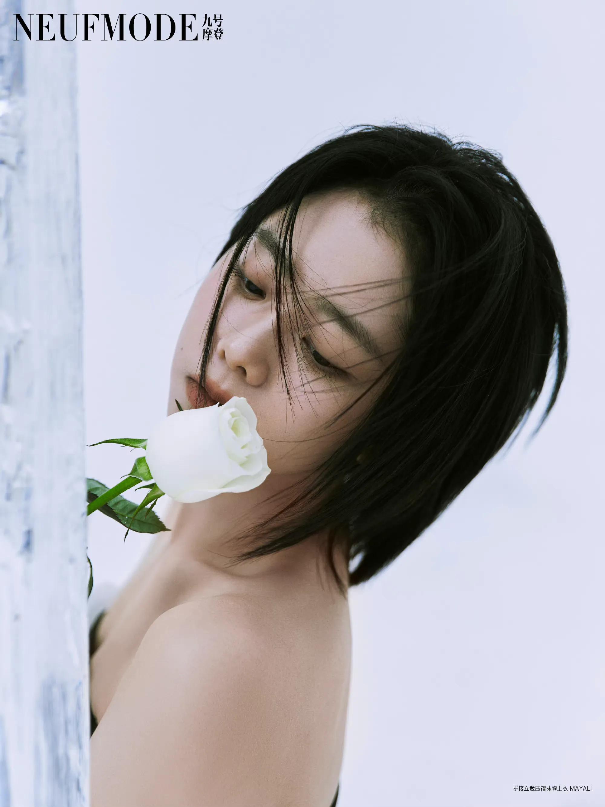 谭松韵飘雪情书大片 穿白色镂空长裙清冷又性感 纯欲风拉满