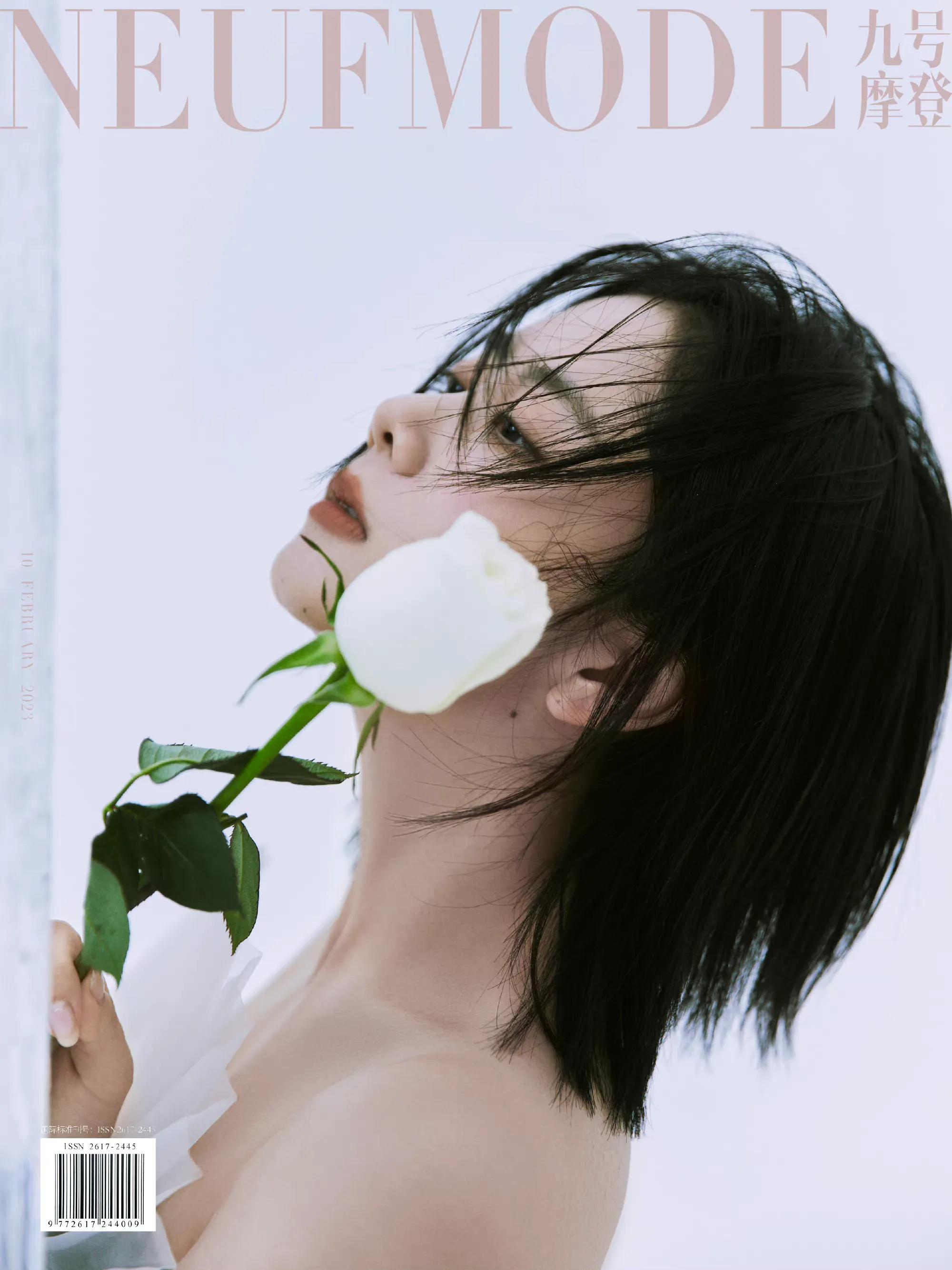 谭松韵飘雪情书大片 穿白色镂空长裙清冷又性感 纯欲风拉满