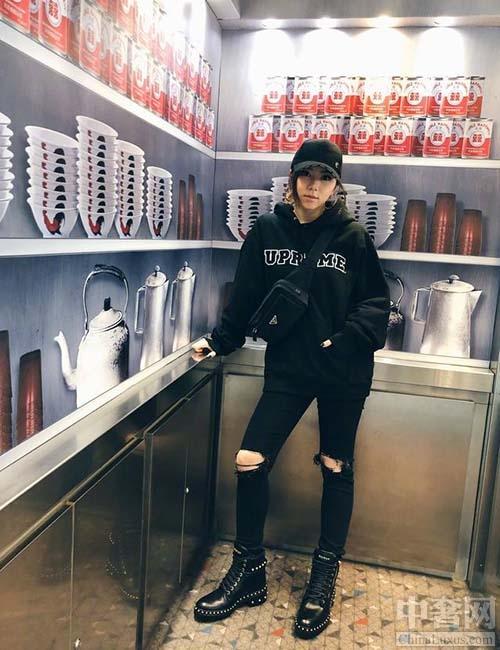 邓紫棋大秀紧身衣 身材纤细无敌