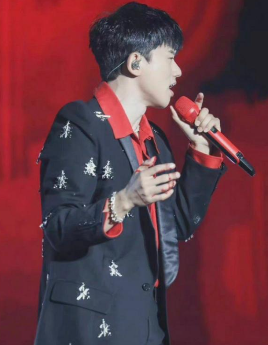 张杰带伤现身机场,手上缠纱布不时看伤口,工作10小时忙赚奶粉钱