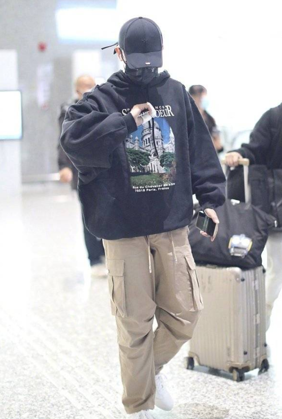 张杰带伤现身机场,手上缠纱布不时看伤口,工作10小时忙赚奶粉钱