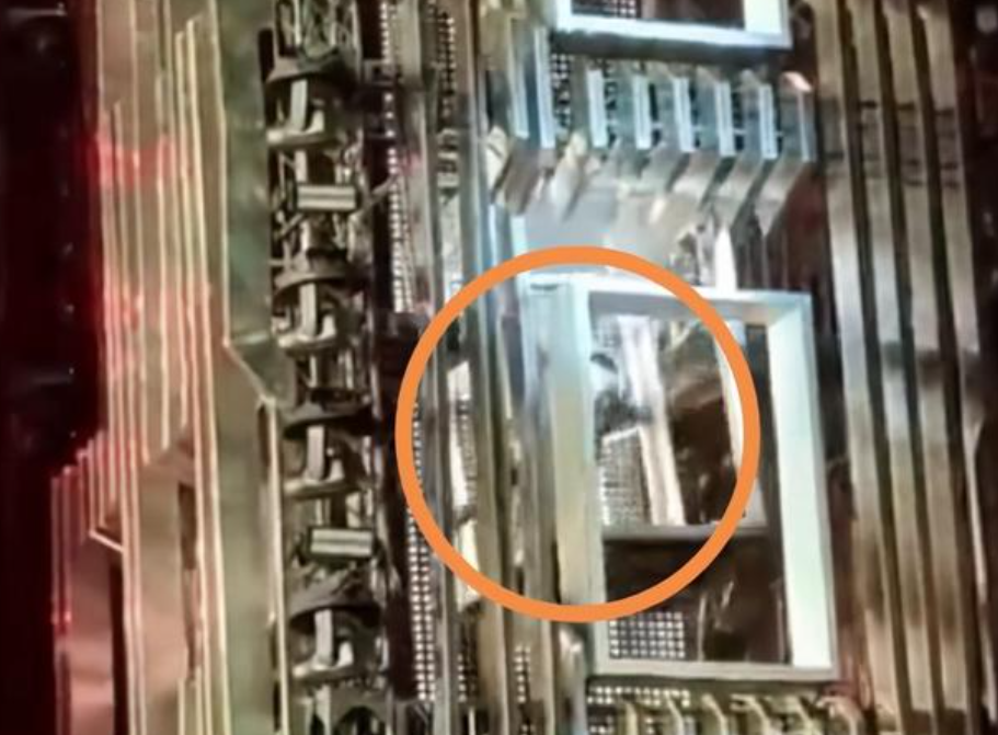 张杰带伤现身机场,手上缠纱布不时看伤口,工作10小时忙赚奶粉钱