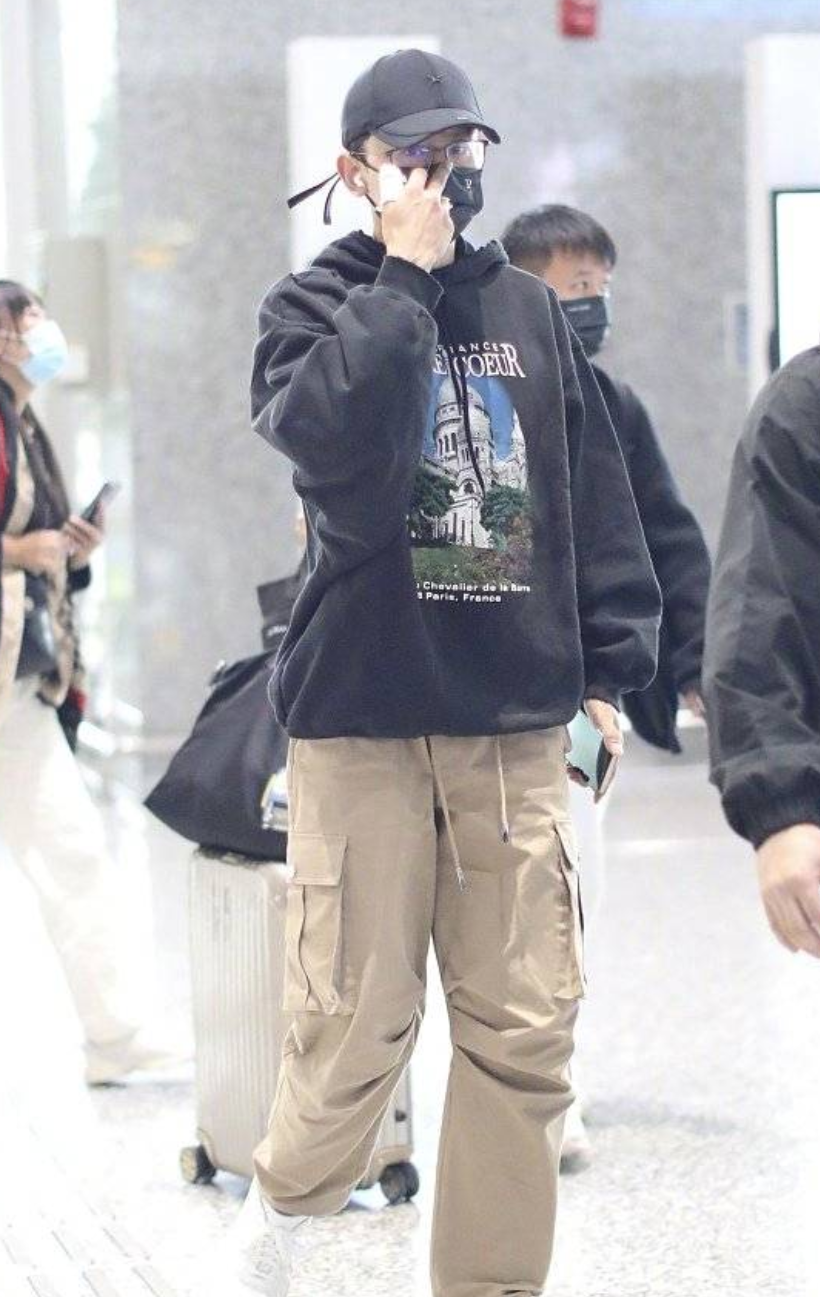 张杰带伤现身机场,手上缠纱布不时看伤口,工作10小时忙赚奶粉钱