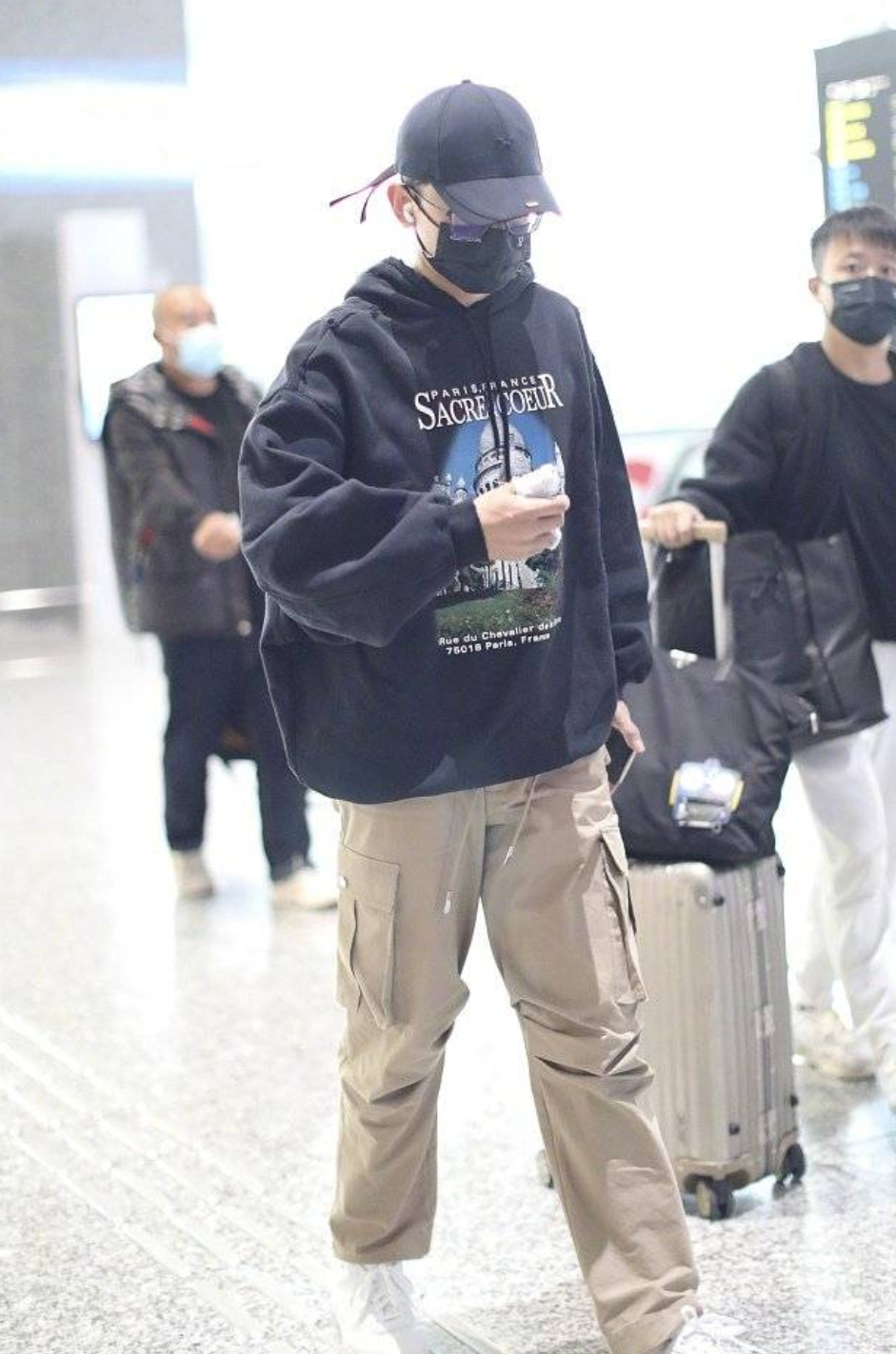 张杰带伤现身机场,手上缠纱布不时看伤口,工作10小时忙赚奶粉钱