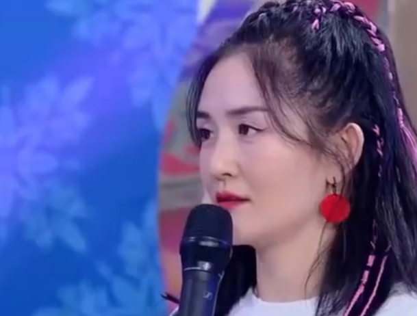 张杰带伤现身机场,手上缠纱布不时看伤口,工作10小时忙赚奶粉钱