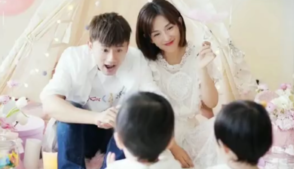 张杰带伤现身机场,手上缠纱布不时看伤口,工作10小时忙赚奶粉钱