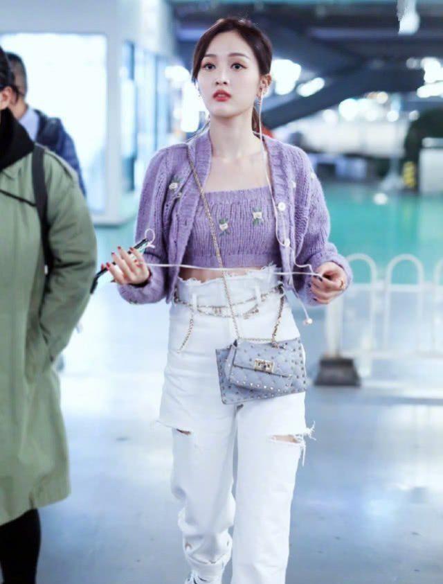 吴宣仪机场修图照曝光，24岁的年纪34岁的脸，状态让人看愣