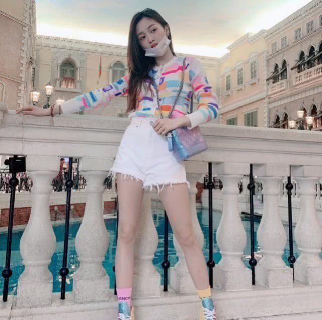 吴宣仪机场修图照曝光，24岁的年纪34岁的脸，状态让人看愣