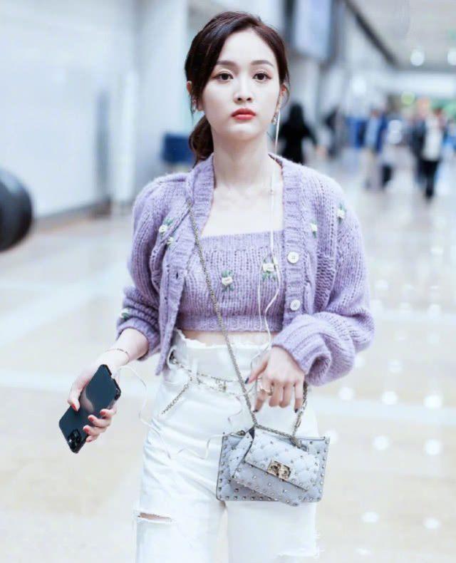 吴宣仪机场修图照曝光，24岁的年纪34岁的脸，状态让人看愣
