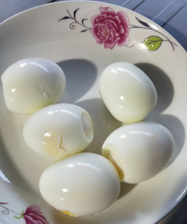 如何判断鸡蛋是否煮熟,如何判断煮鸡蛋熟了没有