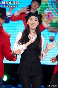 ​明星实拍生图：娄艺潇紧身OL制服高跟美腿