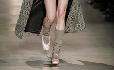 ​芭蕾平底鞋成为年度明星鞋款