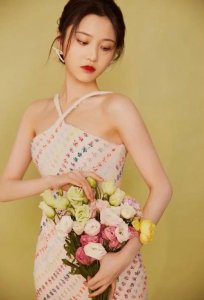 ​“小刘亦菲”气质柔雅，穿花呢吊带裙手捧鲜花，腰间挖空秀身材