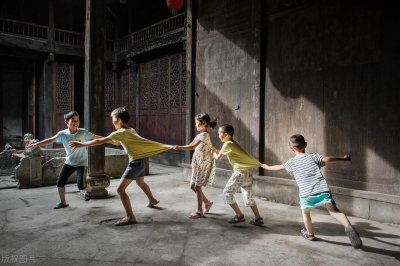 ​重庆“管老大”文强，强占警花十多年，侵犯少女，贪污千万元