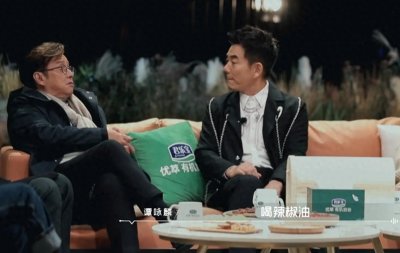 ​歌手开嗓的奇葩方式：徐小凤喝辣椒油、谭咏麟喝冰水、王爱华喝酒