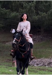 ​汪峰女友李巧再发声，下雨天穿开叉裙射箭，回应恋情引热议！