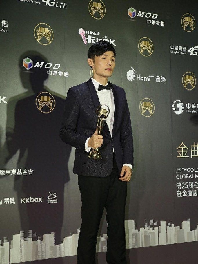 因痴迷音乐初中就辍学，一首《模特》彻底改变命运，前女友超漂亮