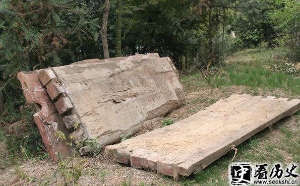 散落一边的楠木棺材板