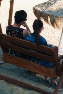 ​周杰伦依偎昆凌浪漫看海 甜蜜温馨“简单爱”